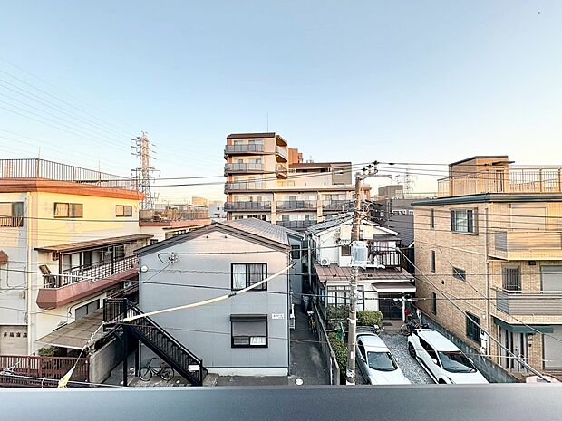 窓を開けると広がる青空。心をリフレッシュして日々を過ごしていきましょう。