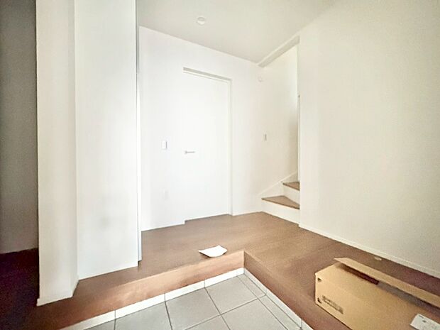 シューズボックスを完備した玄関です。