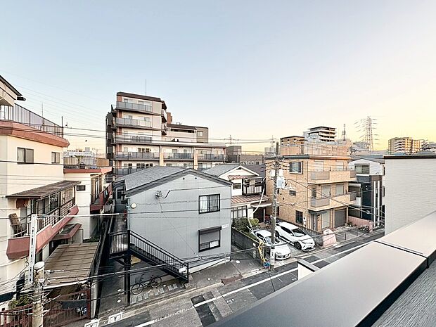 窓を開けると広がる青空。心をリフレッシュして日々を過ごしていきましょう。