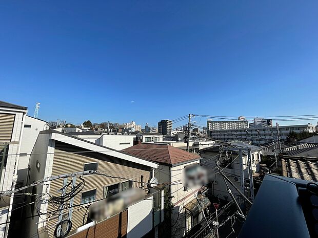 窓を開けると広がる青空。心をリフレッシュして日々を過ごしていきましょう。