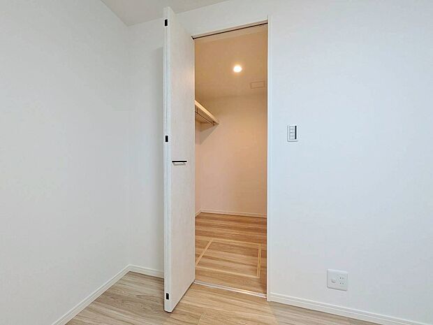 居室にはクローゼットがあり、荷物もスッキリ収納して快適にお過ごしいただけます。