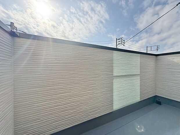 暮らしの中で、光と風を演出してくれるバルコニー。