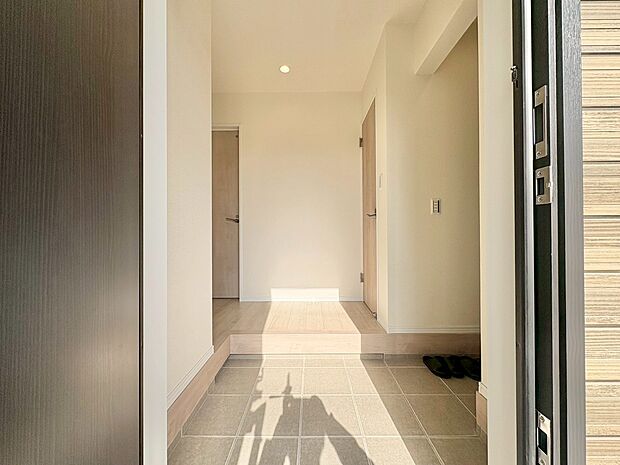 シューズボックスを完備した玄関です。