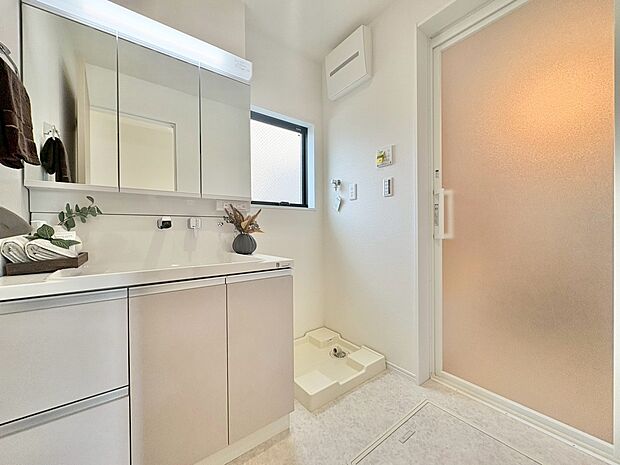 清潔感と心地よさを重視した、上質感漂うパウダールーム。