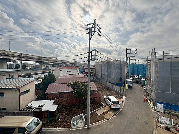 窓を開けると広がる青空。心をリフレッシュして日々を過ごしていきましょう。