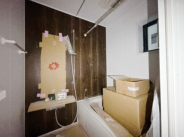 一日の疲れを癒すバスルームは、心地よいリラックスを叶える清潔感溢れる空間です。