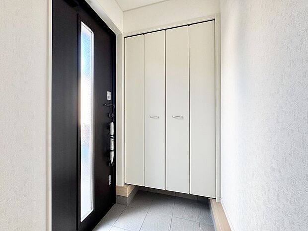 シューズボックスを完備した玄関です。