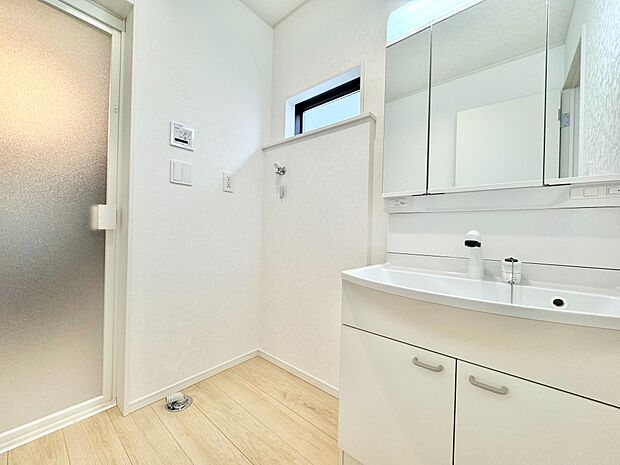 清潔感と心地よさを重視した、上質感漂うパウダールーム。