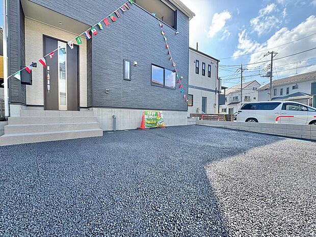 本物件の駐車スペースです。車種制限のある場合もございますので、お気軽にお問い合わせくださいませ。