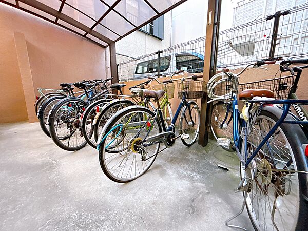 きちんと整備された駐輪場。住む方の心遣いが感じられます。