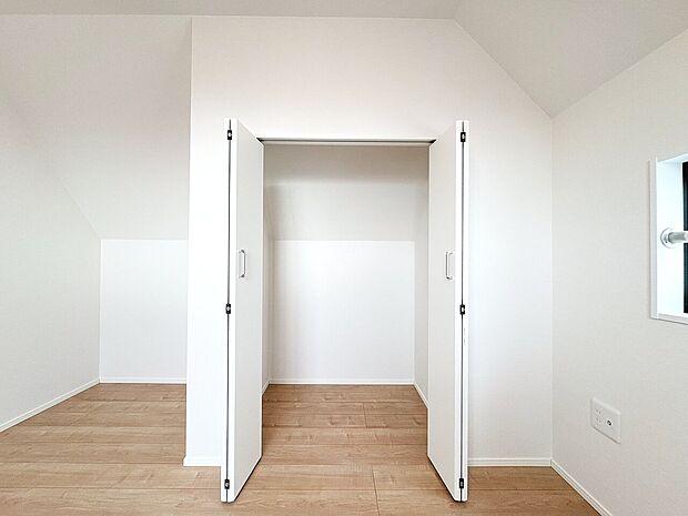 居室にはクローゼットがあり、荷物もスッキリ収納して快適にお過ごしいただけます。