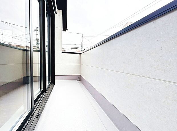 暮らしの中で、光と風を演出してくれるバルコニー。