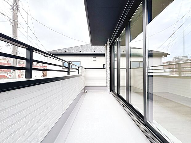 暮らしの中で、光と風を演出してくれるバルコニー。