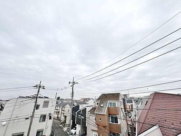 窓を開けると広がる青空。心をリフレッシュして日々を過ごしていきましょう。