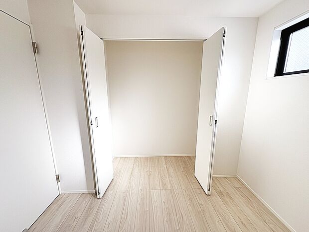 居室にはクローゼットがあり、荷物もスッキリ収納して快適にお過ごしいただけます。