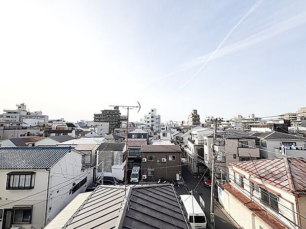 窓を開けると広がる青空。心をリフレッシュして日々を過ごしていきましょう。