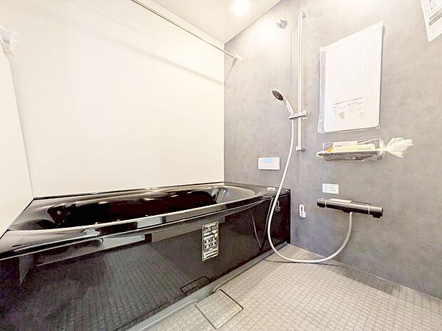 一日の疲れを癒すバスルームは、心地よいリラックスを叶える清潔感溢れる空間です。