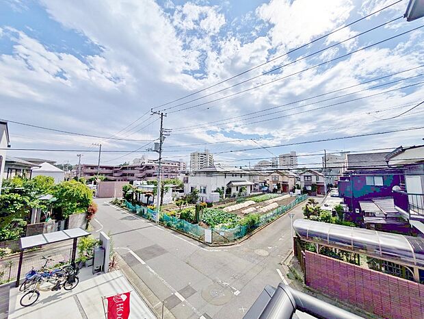 窓を開けると広がる青空。心をリフレッシュして日々を過ごしていきましょう。