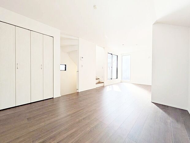 忙しく過ぎゆく日常を置き去るほど、ゆったりした時間が流れるリビング。