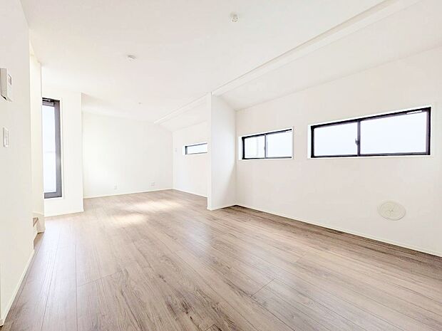 忙しく過ぎゆく日常を置き去るほど、ゆったりした時間が流れるリビング。