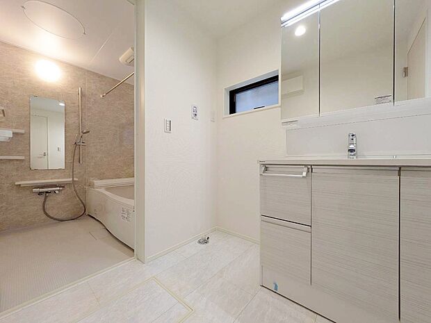 清潔感と心地よさを重視した、上質感漂うパウダールーム。