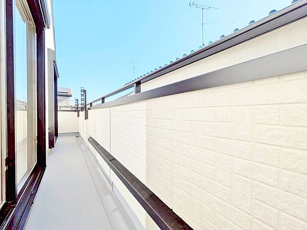 暮らしの中で、光と風を演出してくれるバルコニー。