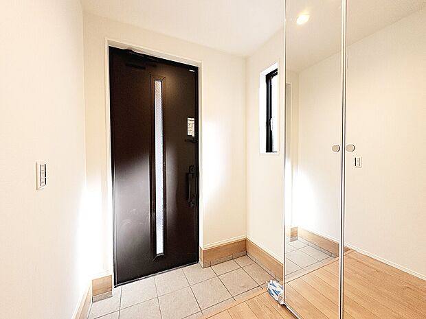 シューズボックスを完備した玄関です。