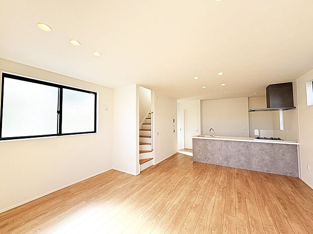 忙しく過ぎゆく日常を置き去るほど、ゆったりした時間が流れるリビング。