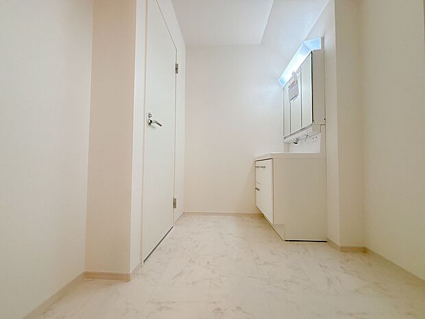 清潔感と心地よさを重視した、上質感漂うパウダールーム。