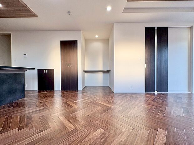 忙しく過ぎゆく日常を置き去るほど、ゆったりした時間が流れるリビング。