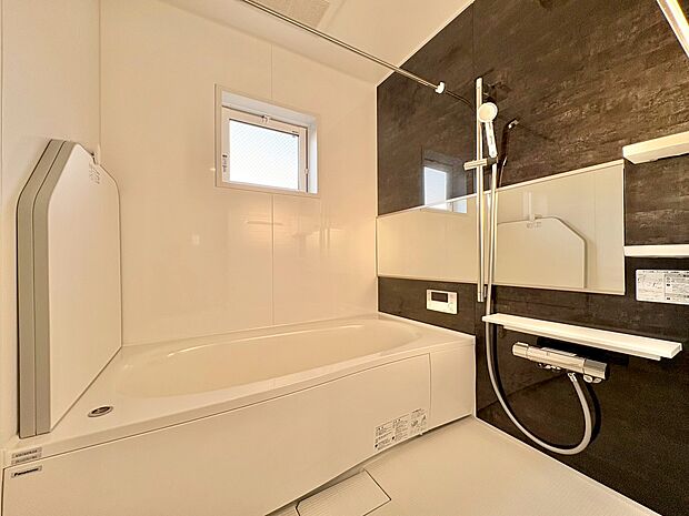 一日の疲れを癒すバスルームは、心地よいリラックスを叶える清潔感溢れる空間です。