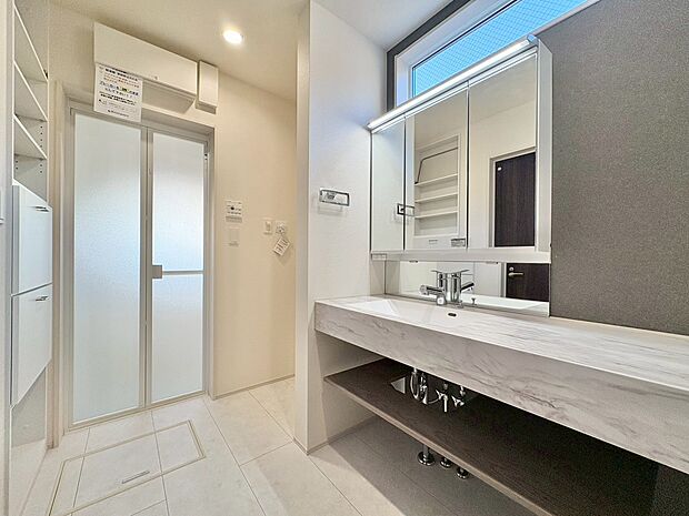 何かと物が増える場所だからこそ、スッキリと見映えの良い空間に。