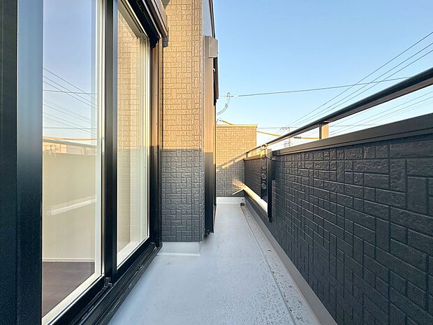 暮らしの中で、光と風を演出してくれるバルコニー。