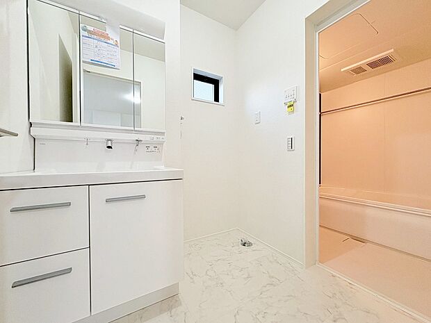 清潔感と心地よさを重視した、上質感漂うパウダールーム。