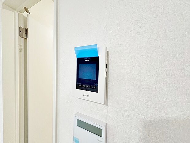 来訪者と通話ができ、モニターで姿が確かめられるインターホンを採用。暮らしの安心感を一層高めます。