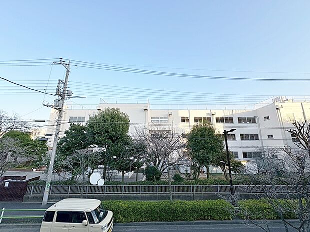 窓を開けると広がる青空。心をリフレッシュして日々を過ごしていきましょう。