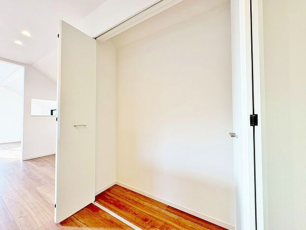 居室にはクローゼットがあり、荷物もスッキリ収納して快適にお過ごしいただけます。