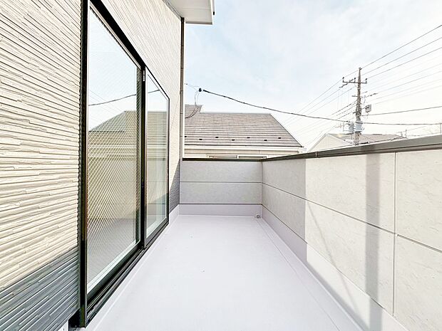 暮らしの中で、光と風を演出してくれるバルコニー。