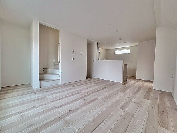 忙しく過ぎゆく日常を置き去るほど、ゆったりした時間が流れるリビング。