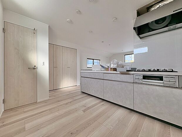 スマートな意匠と充実の機能を備えたキッチンが、暮らしにおいしい彩りを添えます。