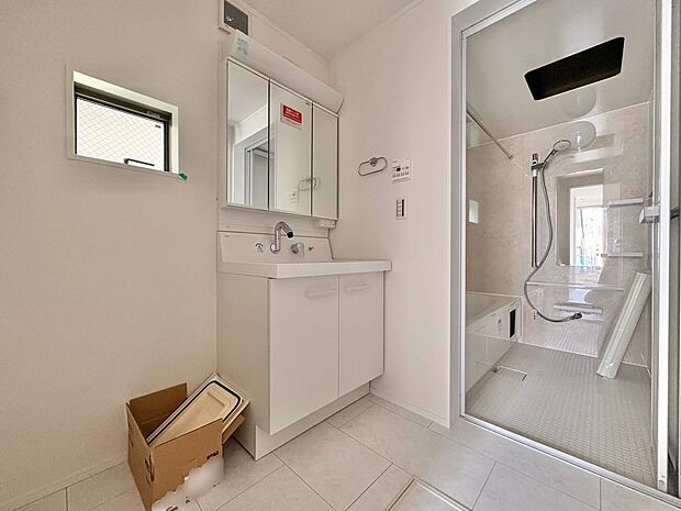 清潔感と心地よさを重視した、上質感漂うパウダールーム。