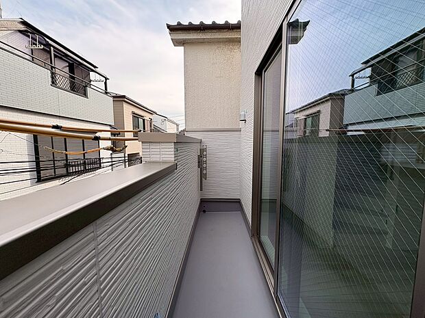 暮らしの中で、光と風を演出してくれるバルコニー。