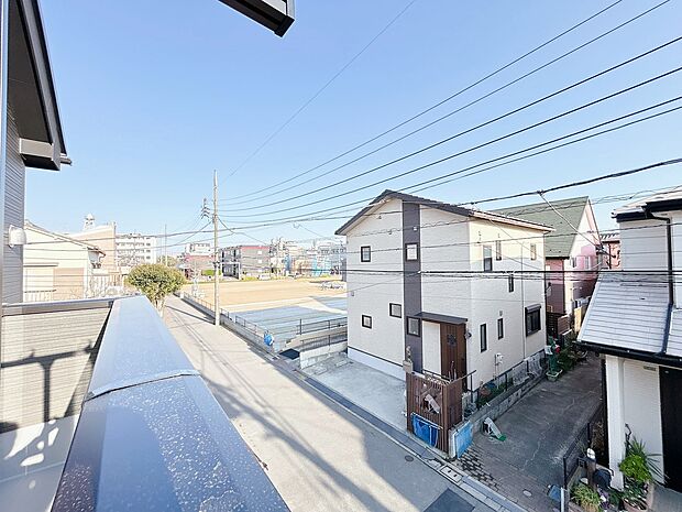 窓を開けると広がる青空。心をリフレッシュして日々を過ごしていきましょう。