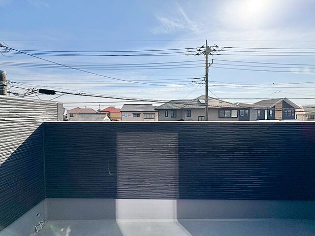 暮らしの中で、光と風を演出してくれるバルコニー。