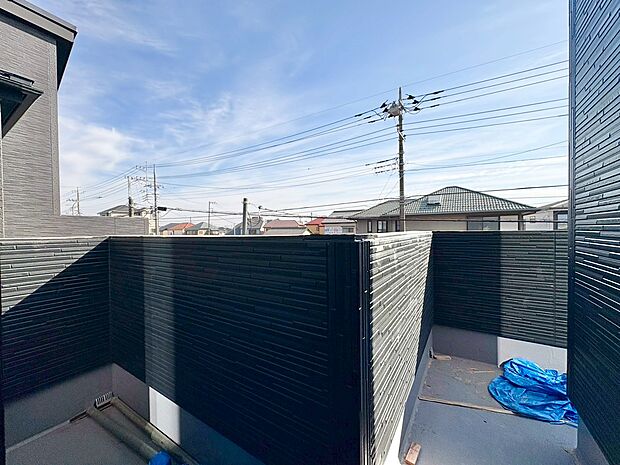 暮らしの中で、光と風を演出してくれるバルコニー。