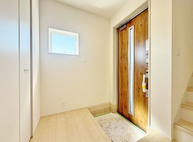 シューズボックスを完備した玄関です。