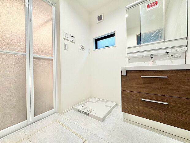 清潔感と心地よさを重視した、上質感漂うパウダールーム。