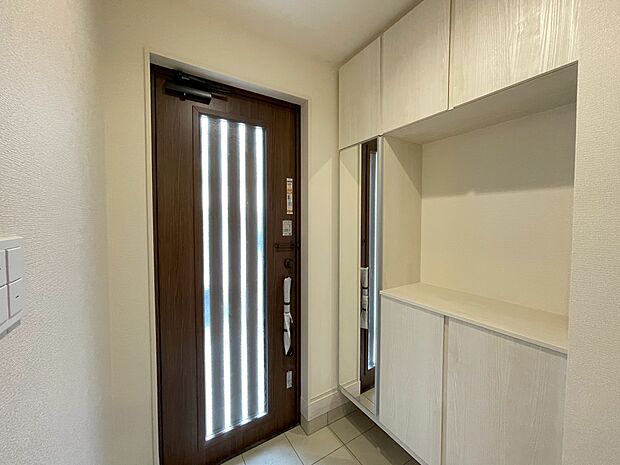 シューズボックスを完備した玄関です。