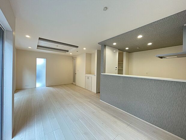 忙しく過ぎゆく日常を置き去るほど、ゆったりした時間が流れるリビング。