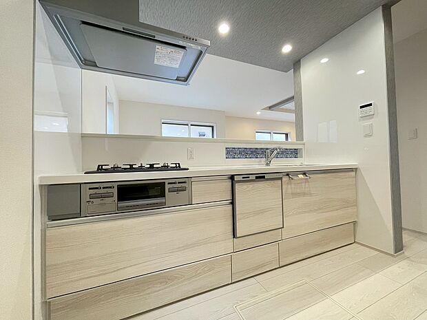 スマートな意匠と充実の機能を備えたキッチンが、暮らしにおいしい彩りを添えます。